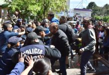 Arcioni pone reversa y los gremios K le dan la espalda apoyando la lucha docente que nunca apoyaron en Santa Cruz Arcioni pone reversa y los gremios K le dan la espalda apoyando la lucha docente que nunca apoyaron en Santa Cruz