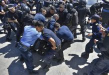 Luego de descuentos a docentes, la protesta, las marchas y la detención de Goodman devolvió la violencia a Chubut Luego de descuentos a docentes, la protesta, las marchas y la detención de Goodman devolvió la violencia a Chubut