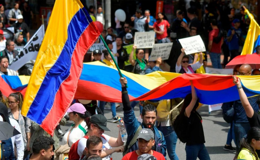 Multitudinarias protestas contra el gobierno en Colombia, con hechos aislados de violencia