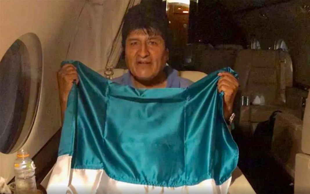 Evo Morales viajó a México en busca de asilo mientras se extiende la violencia en Bolivia