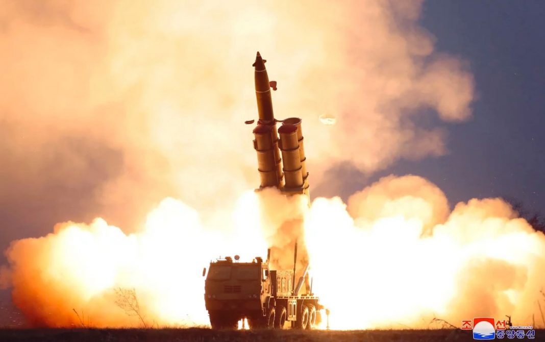 Kim Jong-un supervisó la prueba de un nuevo “lanzador de misiles múltiple”