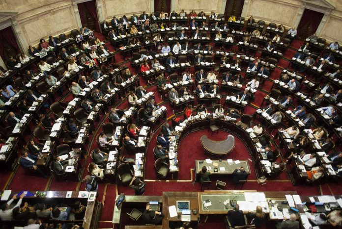 El Gobierno también da marcha atrás con la suspensión de la movilidad para docentes, científicos y judiciales