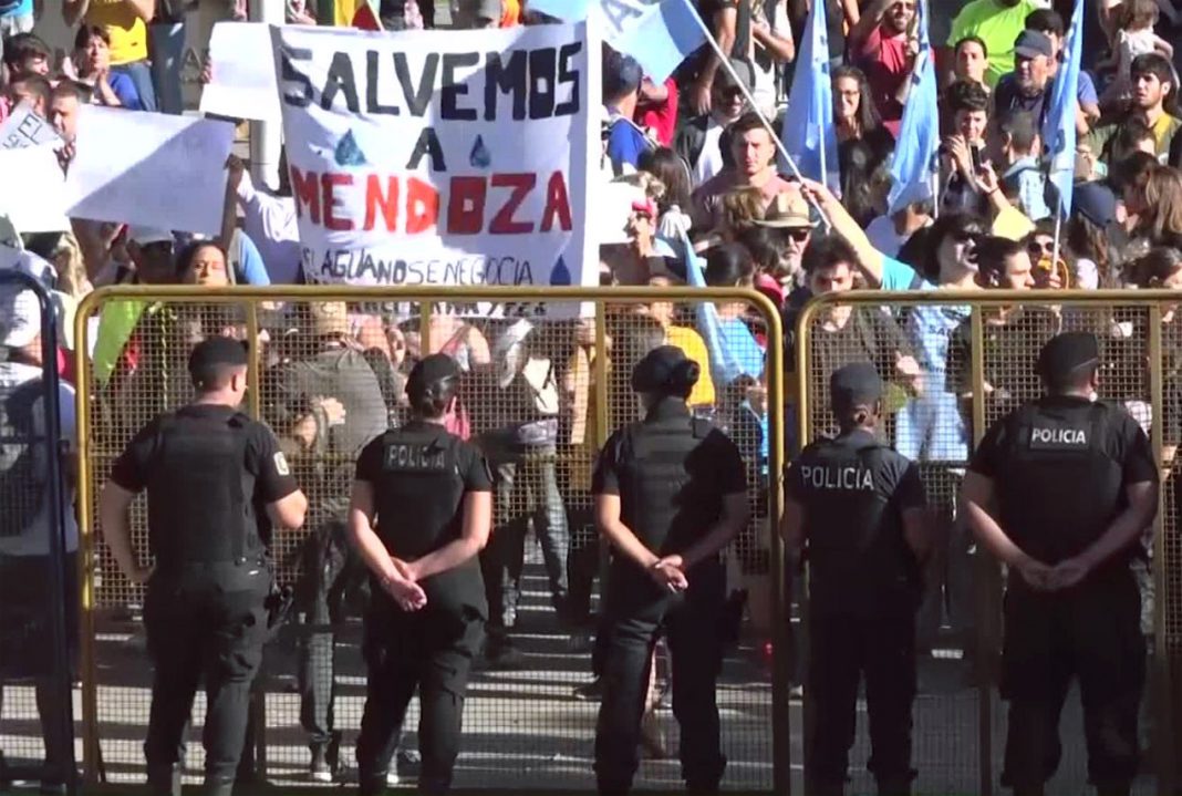 Mendoza suspendió el tratamiento minero y en Chubut hay alerta y amenazas de conflicto social