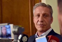 “ARCIONI QUEDÓ SOLO, LOS FERNÁNDEZ LO TIRARON A LOS CHANCHOS Y SU AMIGO MASSA SE HACE EL BOLUDO” Una nueva del gobernador: saca Decreto para congelar sueldos y convoca a extraordinarias para el resto del impuestazo