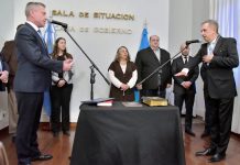 Ministro de Economía dijo que “no le van a pagar a APEL para sesionar”, pero lo que le deben son sueldos de diciembre y enero Ministro de Economía dijo que “no le van a pagar a APEL para sesionar”, pero lo que le deben son sueldos de diciembre y enero