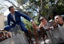 Venezuela: en un clima de máxima tensión, Guaidó busca hoy retomar el control del Parlamento El chavismo desplazó con un golpe legislativo a Guaidó como jefe del Parlamento en Venezuela