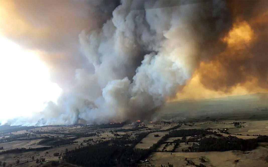 Incendios en Australia: declaran el estado de emergencia, miles huyen y el humo ya llega a Nueva Zelanda