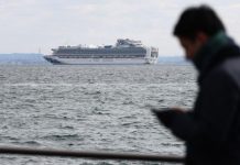 Comienzan a salir pasajeros que estaban en cuarentena en el crucero en el que viajaba el argentino con coronavirus De crucero de lujo a "cárcel flotante": el drama de una cuarentena a bordo
