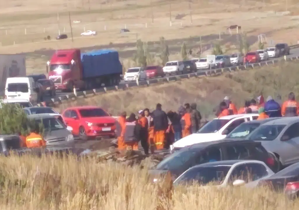 Inmediatamente de anunciado la emisión de los telegramas de despidos, cesanteados de YCRT cortaron las rutas de acceso a Río Turbio