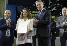 Con más del 80% de acatamiento al paro docente, el gobernador Arcioni inauguró el ciclo lectivo ante un reducido grupo de concurrentes Con más del 80% de acatamiento al paro docente, el gobernador Arcioni inauguró el ciclo lectivo ante un reducido grupo de concurrentes