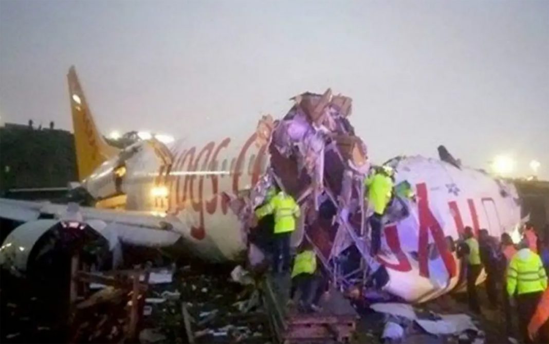 Estambul: un avión se partió en tres durante el aterrizaje