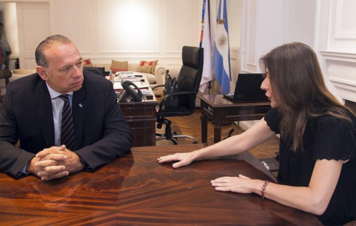 BERNI, FREDERIC, SANTILLI Y LA PAYASA FILOMENA A LOS CODAZOS PARA LA FOTO Y LA NIÑA FUE HALLADA POR UNA VECINA DE LUJÁN