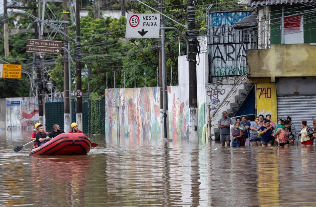 San Pablo, sacudida por la peor tormenta en 37 años: hubo 30 aludes en favelas y graves inundaciones