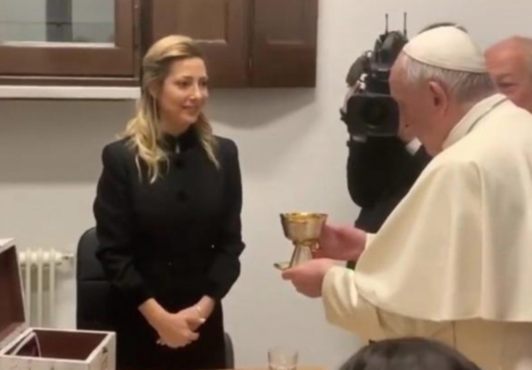 El papa Francisco devolvió a la Argentina el cáliz que le regaló Fabiola Yáñez