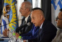 Como anunciamos ayer, en Caleta le aprobaron el presupuesto a Cotillo y un aumento del 80% a él y a 135 funcionarios municipales más Como anunciamos ayer, en Caleta le aprobaron el presupuesto a Cotillo y un aumento del 80% a él y a 135 funcionarios municipales más