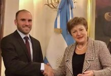 En EE.UU. advierten que es muy riesgoso para la Argentina negociar la deuda sin mostrar un plan Hay temor a que los bonistas se niegan a aceptar una oferta que no esté respaldada por un plan económico que la respalde y la aprobación del FMI. Por: Gustavo Bazzan Se puede negociar con un deudor sin que éste le cuente al acreedor, en términos más o menos detallados el plan de largo plazo detrás del cómo, cuánto y cuándo le va a pagar el monto que se acuerde pagar después de la renegociación? Es lo que se preguntan Estados Unidos analistas que vienen siguiendo bien de cerca el complejo escenario en el que están envueltos el gobierno de Alberto Fernández, el Fondo monetario internacional y desde ya, los bonistas, que son quienes le prestaron plata a la Argentina a tasas más o menos razonables (de entre el 5 y el 7%) y quiere saber cómo recuperarán al menos una parte importante de lo que prestaron. Hay un cuarto actor, el gobierno de los Estados Unidos, que sigue de cerca todo y en última instancia podría influir sobre las decisiones que termine adoptando el FMI. Pero la ausencia de un plan concreto, que Argentina escamotea, llama la atención, y no de la mejor manera. Más allá de las reuniones “constructivas” que vienen llevando adelante funcionarios argentinos y del FMI, y de las señales de apoyo de Estados Unidos a la Argentina, los interrogantes que genera el hecho de que los acreedores se sienten a negociar a ciegas despierta suspicacias. En diversas conversaciones que este periodista mantuvo en Washington a lo largo de esta semana -en el marco de un viaje organizado por la cámara de empresas norteamericanas (AmCham), la sensación es que el original camino elegido por la Argentina es por lo menos riesgoso. Avezados conocedores de la forma de trabajar del FMI consideran que las conversaciones entre el organismo y la Argentina no han podido adquirir la densidad necesaria en este tipo de situaciones. Para los analistas no alcanza con que el FMI haya puesto por escrito la palabra “insostenible” al calificar la deuda argentina. Pero el Gobierno se aferra a esa definición para, supuestamente, avanzar por el camino de una oferta muy agresiva que los bonistas deberá tomar o rechazar. El riesgo es, precisamente, que la rechacen, porque en ese caso, dada la escasez de fondos disponibles, la Argentina marcharía directo al default. Dado que los bonos emitidos por Argentina incluyen la cláusula de acción colectiva, Argentina necesita que no menos del 66% de los acreedores acepten la oferta. Es difícil seducir a esa masa de bonistas con una propuesta demasiado amarreta. Por eso la palabra default resuena repetidamente en Washington. En esta ciudad Clarín escuchó de boca de analistas de primera línea que el Gobierno no tiene tiempo ni dólares para evitar un desorden importante. No al menos si no llega a un acuerdo sólido con el FMI. Y más allá de que el Fondo puso la etiqueta “insostenible” también quiere cobrar. Y el FMI cederá a cambio de que Argentina muestre un plan consistente. Y lo que los bonistas quieren es que les muestren ese plan también a ellos, porque las chances de acordar, sin el “sello de calidad” del FMI, son menores. En las conversaciones a las que asistió Clarín, y cuyas fuentes pidieron no ser identificadas, se escucha más o menos la misma conclusión, que podría resumirse así: “Lo mejor para la Argentina es acordar, y eso el Presidente Alberto Fernández lo sabe, pero no hay claridad en que el país esté en condiciones de ofrecer algo que los acreedores puedan aceptar”. Las dudas persisten pese a la fluidez que parecen haber alcanzado las conversaciones con el FMI, y mientras la misión del organismo permanece en Buenos Aires. El nuevo desplome de Wall Street no debería ocultar que el riesgo país argentino se disparó ayer a un nivel récord en lo que va de la gestión Fernández. Puede ser una señal del humor de los bonistas. Pese a este panorama escaso en optimismo, no faltan quienes apuestan a que la Argentina pueda terminar zafando y evite un nuevo default. Hay quienes sostienen que dado que el problema del país es de liquidez más que de solvencia (acumulación de vencimientos en el corto plazo sin posibilidad de refinanciarlo a tasas razonables) las distancias entre acreedor y deudor no serían insalvables, apelando a patear pagos algunos años y retocando los cupones de intereses. La incertidumbre es enorme, los días corren y ya falta menos para que se den vuelta las barajas sobre la mesa. (Clarín)