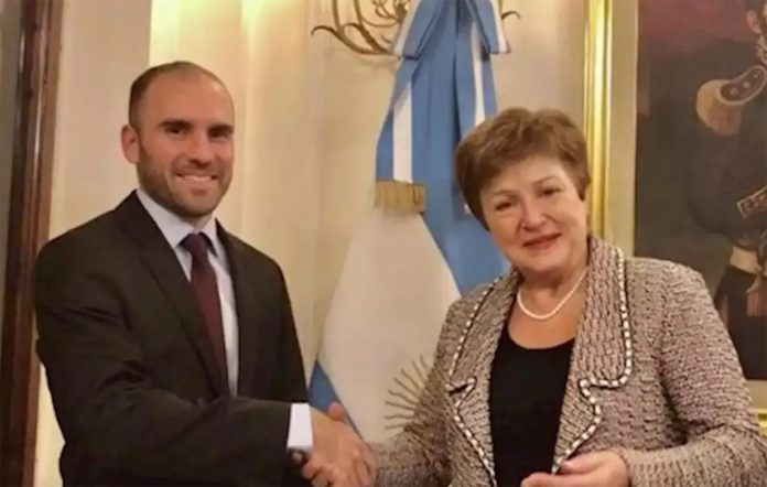 Hay temor a que los bonistas se niegan a aceptar una oferta que no esté respaldada por un plan económico que la respalde y la aprobación del FMI. Por: Gustavo Bazzan Se puede negociar con un deudor sin que éste le cuente al acreedor, en términos más o menos detallados el plan de largo plazo detrás del cómo, cuánto y cuándo le va a pagar el monto que se acuerde pagar después de la renegociación? Es lo que se preguntan Estados Unidos analistas que vienen siguiendo bien de cerca el complejo escenario en el que están envueltos el gobierno de Alberto Fernández, el Fondo monetario internacional y desde ya, los bonistas, que son quienes le prestaron plata a la Argentina a tasas más o menos razonables (de entre el 5 y el 7%) y quiere saber cómo recuperarán al menos una parte importante de lo que prestaron. Hay un cuarto actor, el gobierno de los Estados Unidos, que sigue de cerca todo y en última instancia podría influir sobre las decisiones que termine adoptando el FMI. Pero la ausencia de un plan concreto, que Argentina escamotea, llama la atención, y no de la mejor manera. Más allá de las reuniones “constructivas” que vienen llevando adelante funcionarios argentinos y del FMI, y de las señales de apoyo de Estados Unidos a la Argentina, los interrogantes que genera el hecho de que los acreedores se sienten a negociar a ciegas despierta suspicacias. En diversas conversaciones que este periodista mantuvo en Washington a lo largo de esta semana -en el marco de un viaje organizado por la cámara de empresas norteamericanas (AmCham), la sensación es que el original camino elegido por la Argentina es por lo menos riesgoso. Avezados conocedores de la forma de trabajar del FMI consideran que las conversaciones entre el organismo y la Argentina no han podido adquirir la densidad necesaria en este tipo de situaciones. Para los analistas no alcanza con que el FMI haya puesto por escrito la palabra “insostenible” al calificar la deuda argentina. Pero el Gobierno se aferra a esa definición para, supuestamente, avanzar por el camino de una oferta muy agresiva que los bonistas deberá tomar o rechazar. El riesgo es, precisamente, que la rechacen, porque en ese caso, dada la escasez de fondos disponibles, la Argentina marcharía directo al default. Dado que los bonos emitidos por Argentina incluyen la cláusula de acción colectiva, Argentina necesita que no menos del 66% de los acreedores acepten la oferta. Es difícil seducir a esa masa de bonistas con una propuesta demasiado amarreta. Por eso la palabra default resuena repetidamente en Washington. En esta ciudad Clarín escuchó de boca de analistas de primera línea que el Gobierno no tiene tiempo ni dólares para evitar un desorden importante. No al menos si no llega a un acuerdo sólido con el FMI. Y más allá de que el Fondo puso la etiqueta “insostenible” también quiere cobrar. Y el FMI cederá a cambio de que Argentina muestre un plan consistente. Y lo que los bonistas quieren es que les muestren ese plan también a ellos, porque las chances de acordar, sin el “sello de calidad” del FMI, son menores. En las conversaciones a las que asistió Clarín, y cuyas fuentes pidieron no ser identificadas, se escucha más o menos la misma conclusión, que podría resumirse así: “Lo mejor para la Argentina es acordar, y eso el Presidente Alberto Fernández lo sabe, pero no hay claridad en que el país esté en condiciones de ofrecer algo que los acreedores puedan aceptar”. Las dudas persisten pese a la fluidez que parecen haber alcanzado las conversaciones con el FMI, y mientras la misión del organismo permanece en Buenos Aires. El nuevo desplome de Wall Street no debería ocultar que el riesgo país argentino se disparó ayer a un nivel récord en lo que va de la gestión Fernández. Puede ser una señal del humor de los bonistas. Pese a este panorama escaso en optimismo, no faltan quienes apuestan a que la Argentina pueda terminar zafando y evite un nuevo default. Hay quienes sostienen que dado que el problema del país es de liquidez más que de solvencia (acumulación de vencimientos en el corto plazo sin posibilidad de refinanciarlo a tasas razonables) las distancias entre acreedor y deudor no serían insalvables, apelando a patear pagos algunos años y retocando los cupones de intereses. La incertidumbre es enorme, los días corren y ya falta menos para que se den vuelta las barajas sobre la mesa. (Clarín)