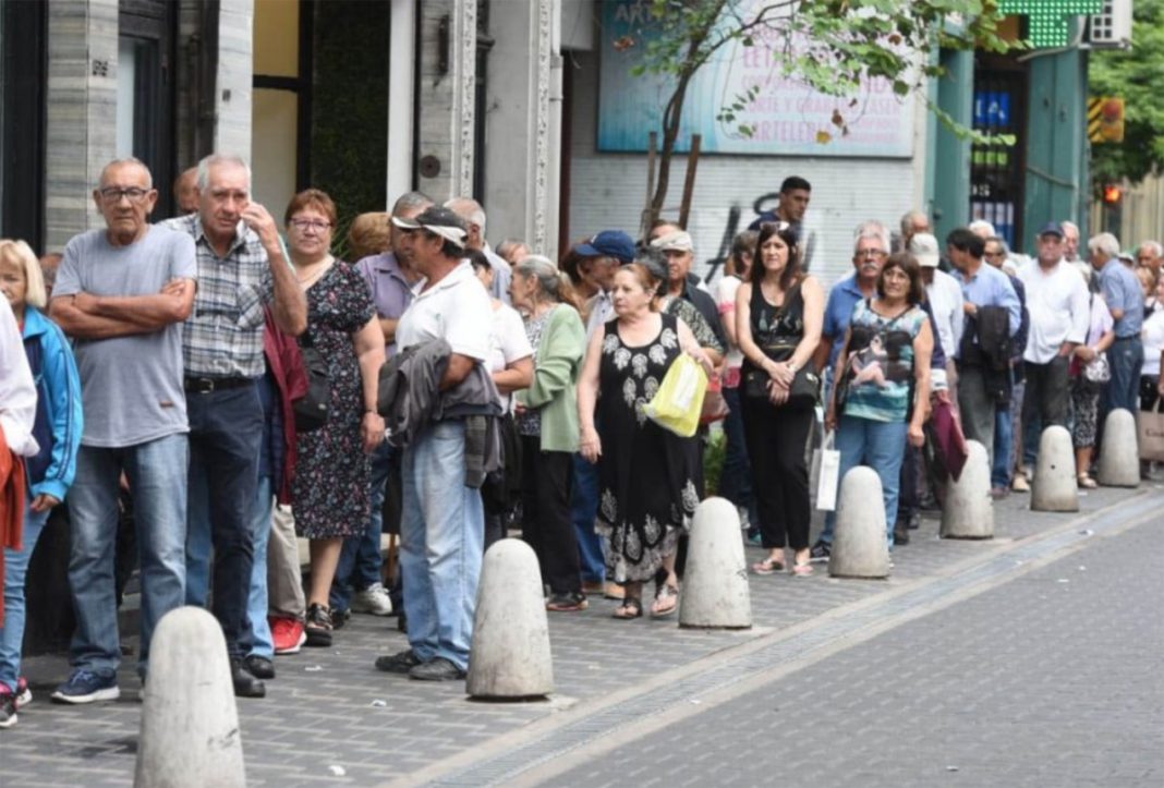 Este miércoles abrirán los bancos para pagar jubilaciones y AUH