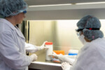 El Instituto Malbrán analiza 300 muestras diarias de casos sospechosos de coronavirus y puede triplicar ese número, ya que no tiene colmada su capacidad operativa, informó el Ministerio de Salud de la Nación - Foto: Telam El Instituto Malbrán analiza 300 muestras diarias de casos sospechosos de coronavirus y puede triplicar ese número, ya que no tiene colmada su capacidad operativa, informó el Ministerio de Salud de la Nación - Foto: Telam