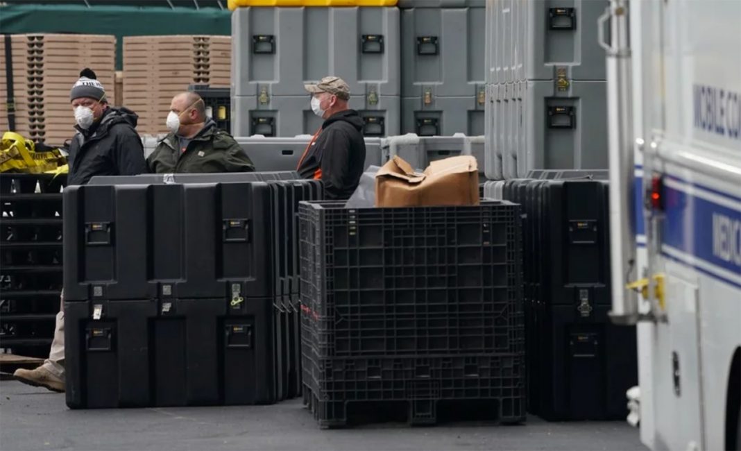 Estados Unidos: los neoyorquinos abandonan la ciudad y levantan una morgue de emergencia