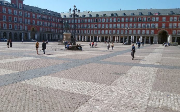 España registró cerca de mil casos más en 24 horas y ya hay casi 300 fallecidos