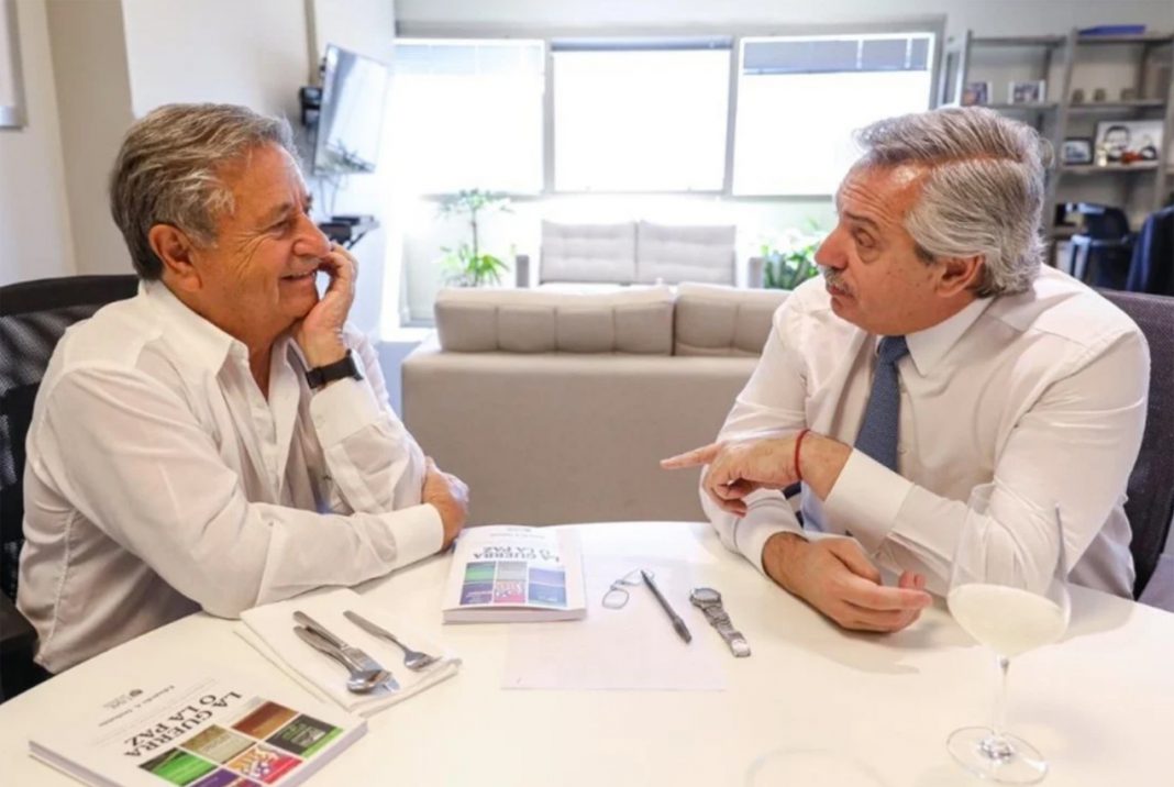 Eduardo Duhalde visitó a Alberto Fernández y le recomendó “ordenar la escala salarial” de los políticos