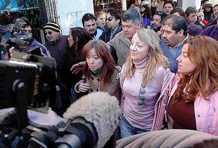 ESCRACHARON A ALICIA KIRCHNER EN UN RESTAURANTE DE LA CIUDAD