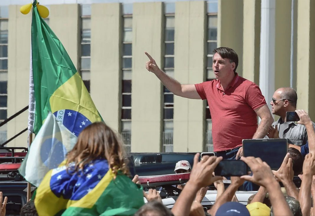 Bolsonaro apoya el pedido de una intervención militar y llama a sus seguidores a romper la cuarentena