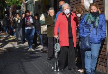 Abrirán los bancos este fin de semana por las largas filas para pagar jubilaciones y planes sociales