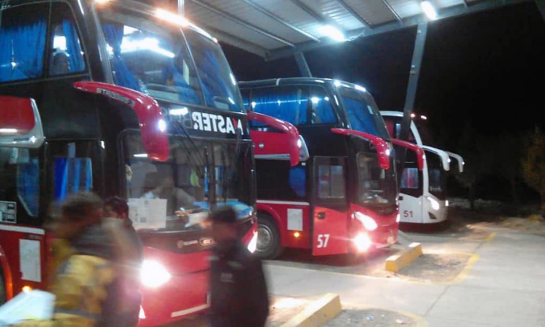 28 trabajadores salieron hacia Cerro Vanguardia desde Río Gallegos, para reemplazar operarios