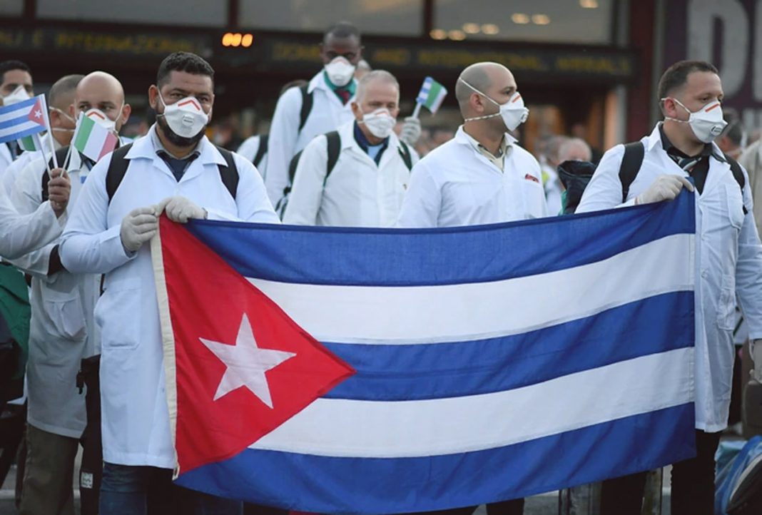 La validación de títulos de los médicos cubanos, en la mira