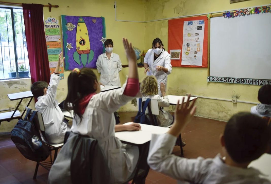 Uruguay: las tres etapas con las que los alumnos volverán a las clases presenciales