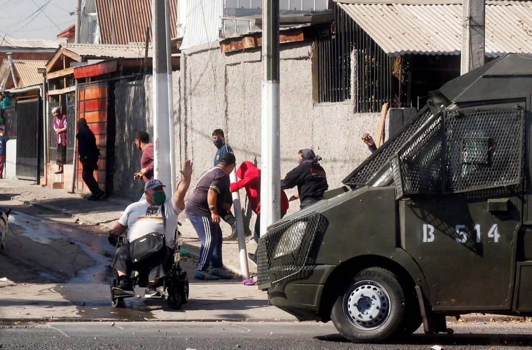 Cacerolazos y protestas violentas contra el hambre en Santiago de Chile