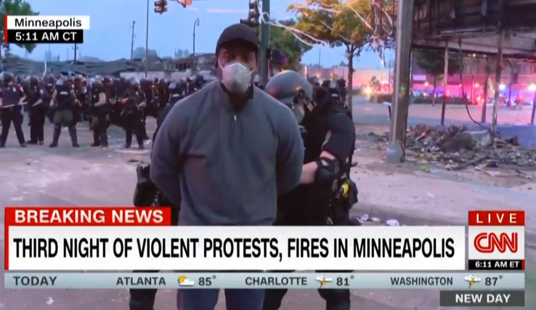 Detienen a un equipo de la CNN que estaba cubriendo los disturbios en Minneapolis