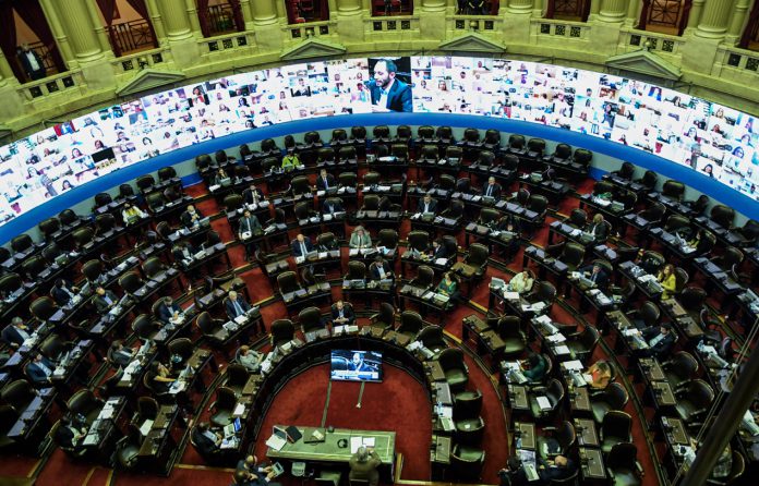 Fuerte polémica por los superpoderes en la primera sesión virtual en Diputados - Foto: Telam
