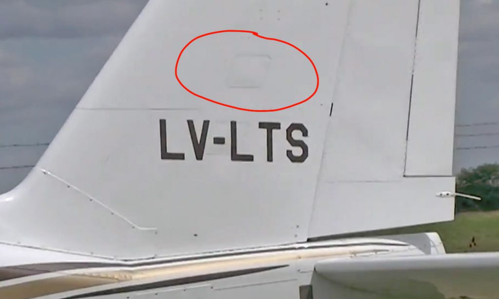 El LV-LTS con impactos de armas de fuego. Los disparos los hacían desde la cubierta de los barcos. Acá el disparo casi impacta en el timón de dirección, lo cual habría derribado la máquina - Foto: