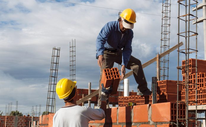Desocupación: los sectores y grupos más golpeados por la caída del empleo