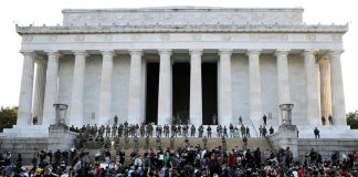 Protestas en EE.UU.: las increíbles imágenes del Lincoln Memorial militarizado, que recuerdan a una película de ficción