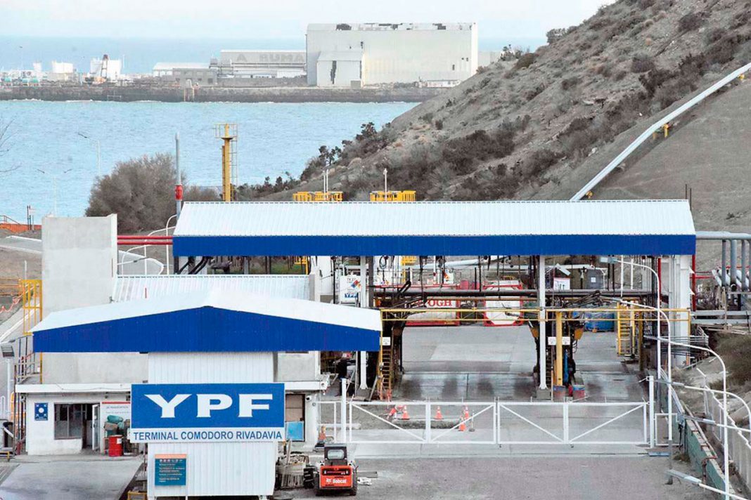 Críticas y tensión por el traslado de la sede de YPF de Chubut a Santa Cruz