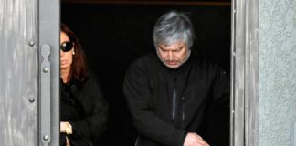 Lázaro Báez junto a la vicepresindente de la nación Cristina Kirchner en el mausoleo de la familia en Río Gallegos - Foto: OPI Santa Cruz/Francisco Muñoz
