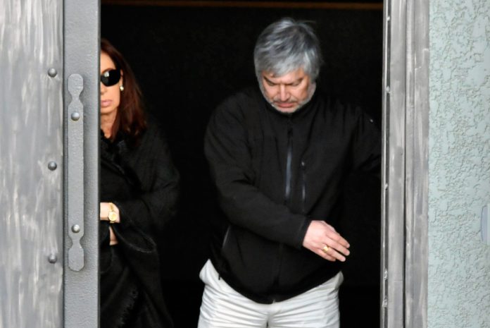 Lázaro Báez junto a la vicepresindente de la nación Cristina Kirchner en el mausoleo de la familia en Río Gallegos - Foto: OPI Santa Cruz/Francisco Muñoz