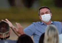 “Estoy inmunizado”, dijo un Jair Bolsonaro con barbijo al saludar a sus simpatizantes en Brasilia