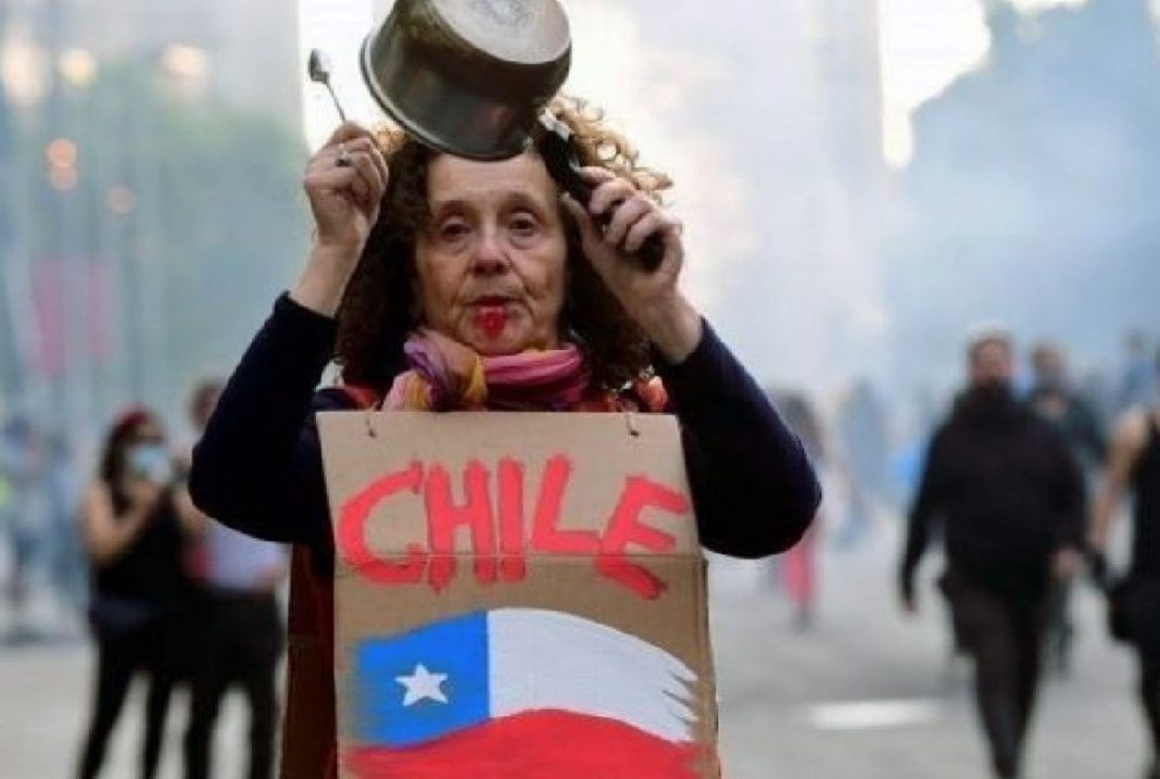 Cacerolazos en Chile en apoyo al retiro anticipado de fondos provisionales para enfrentar la pandemia