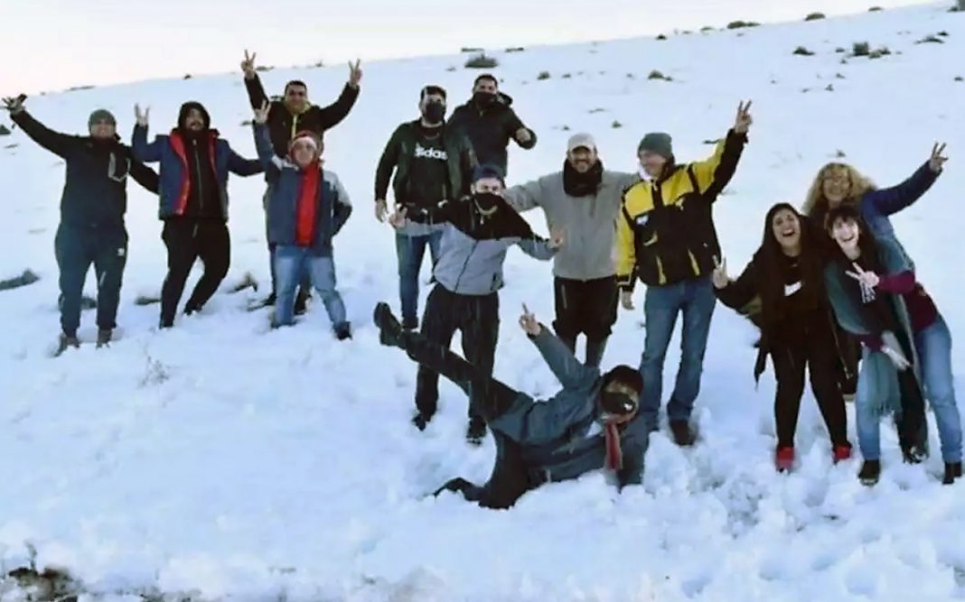 Vergonzoso: en pleno desastre, los diputados de Chubut con sus asesores, posaron sonrientes en la nieve como en una foto de “Egresados”