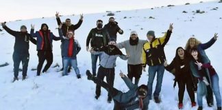 Vergonzoso: en pleno desastre, los diputados de Chubut con sus asesores, posaron sonrientes en la nieve como en una foto de “Egresados”