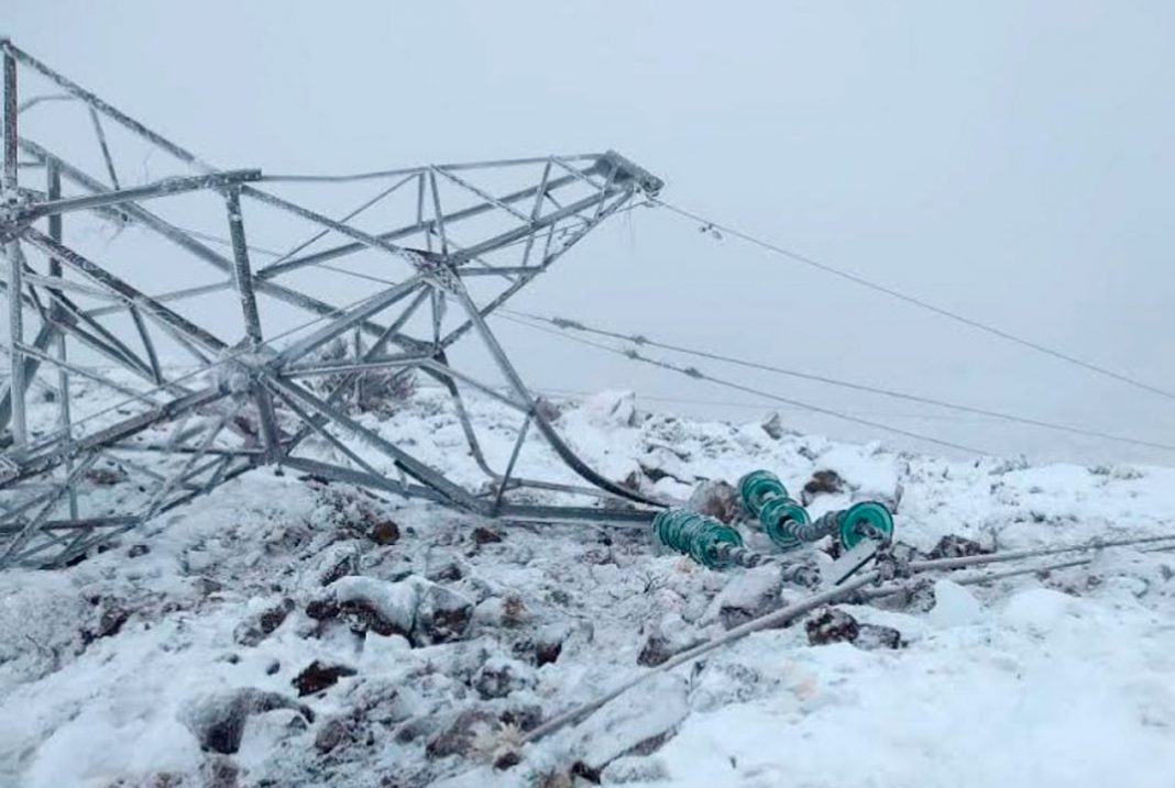 El temporal de nieve en Chubut hizo colapsar 19 torres de una línea de alta tensión