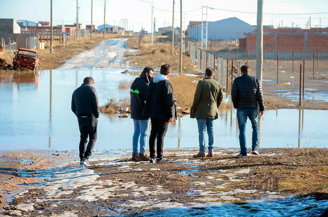 Río Gallegos: inundados en las calles y sin agua en las casas. La Santa Cruz de los Kirchner; 30 años de desidia, desinversión, promesas y relato