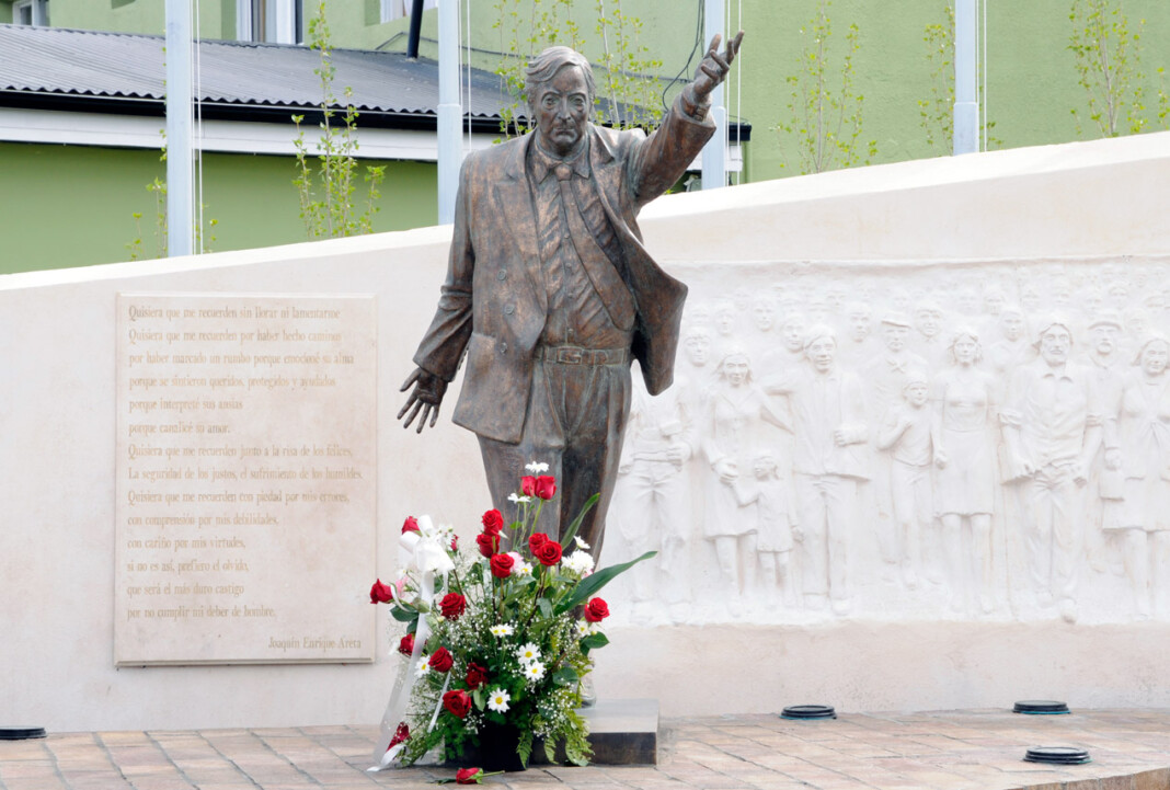 El monumento de Néstor Kirchner en el centro comunitario del Carmen en Río Gallegos - Foto: OPI Santa Cruz/Francisco Muñoz