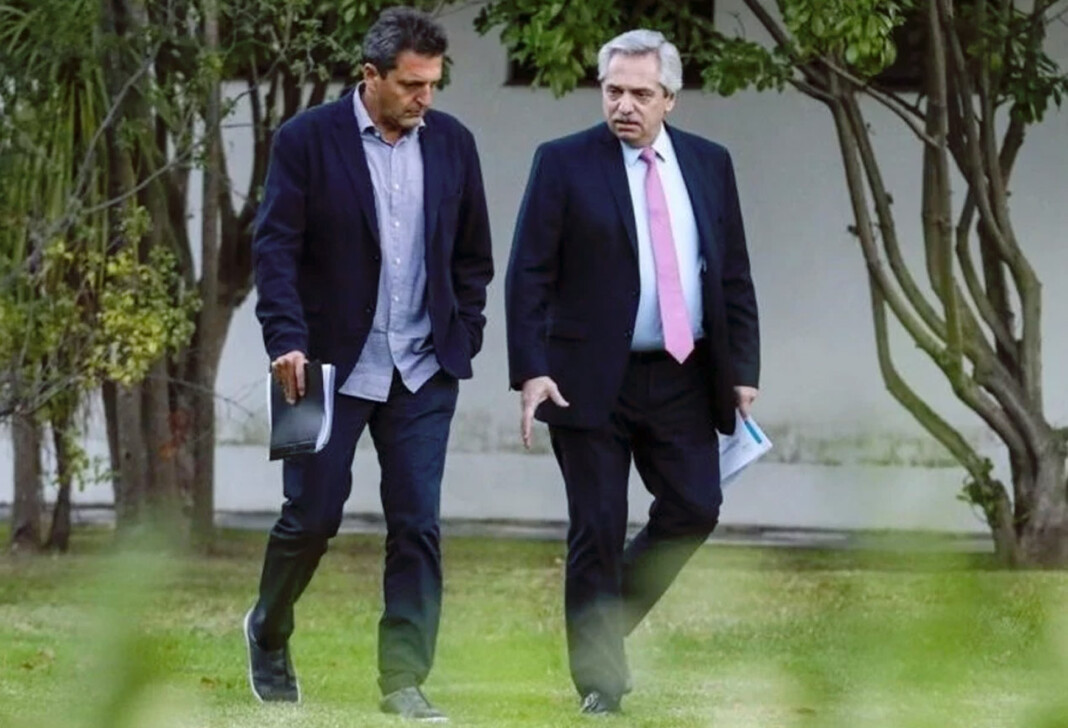 Sergio Massa camina junto a Alberto Fernández - Foto: