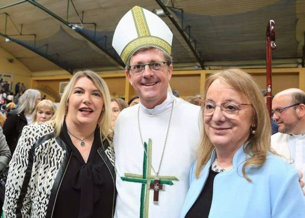 Días antes del día de homenaje a Néstor Kirchner, el Obispo se acordó de abrir el cementerio “a las familias” de los deudos, que hasta ayer no podían entrar